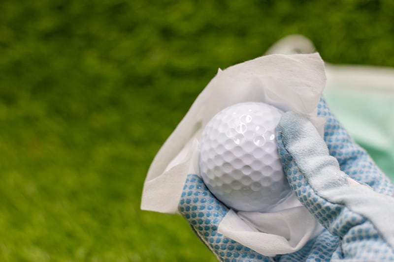 The right way to clean the golf balls