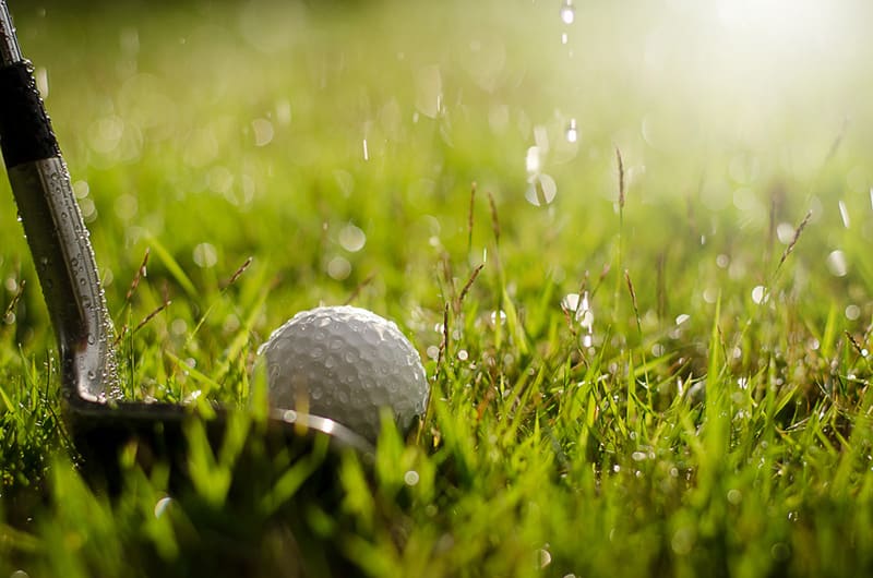 Playing-golf-in-the-rain-can-bring-extraordinary-feelings